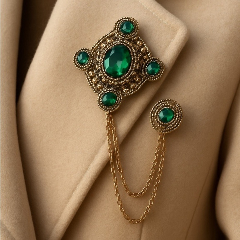 Vintage-Style Green Gem Brooch with Dual Chains – Elegant Pin for Coats New